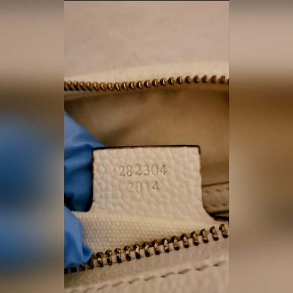 This is a beautifully well kept GUCCI Soho HOBO bag - Picture 7 of 9